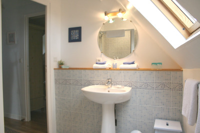 suite bathroom